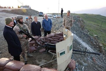 Bakan Soylu, bayram namazını Yüksekova'daki üs bölgesinde askerlerle kıldı