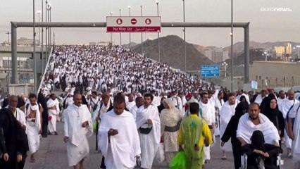 الحجاج يرمون جمرة العقبة الكبرى في ختام أكبر موسم حج منذ 2019