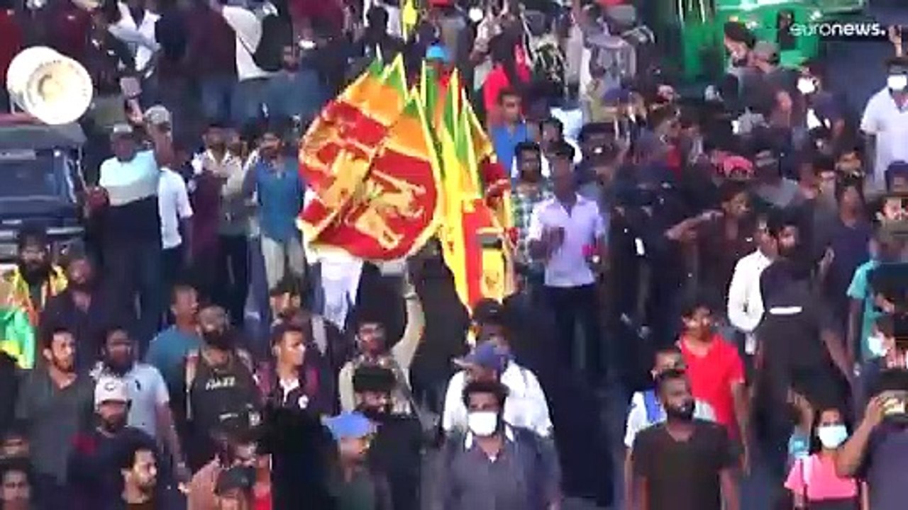 الرئيس السريلانكي يفر من مقره على وقع اقتحام المتظاهرين المجمع الرئاسي