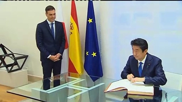 El coche fúnebre que transporta al ex primer ministro japonés Shinzo Abe llega a Tokio