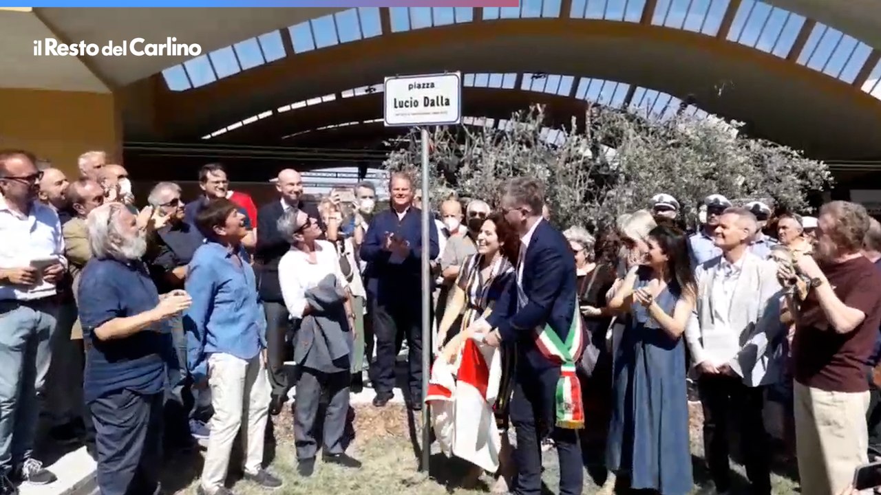 Inaugurata piazza Lucio Dalla, l'amico Morandi si commuove