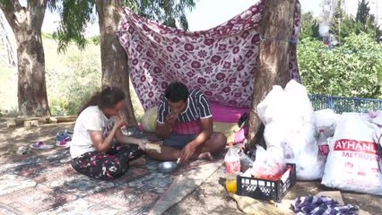 İzmir'de Kirasını Ödeyemeyen Aile, Bayram Arifesi 2 Yaşındaki Kızları ile Birlikte Sokakta Kaldı