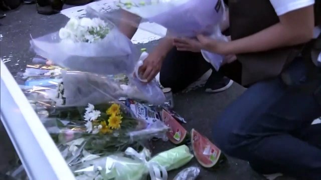 شاهد: يابانيون يضعون باقات الزهور في موقع اغتيال رئيس الوزراء السابق شينزو آبي