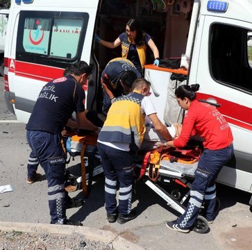 Son dakika haber... DİYALİZ HASTALARINI TAŞIYAN MİNİBÜS İLE HAFİF TİCARİ ARAÇ ARAÇ ÇARPIŞTI: 8 YARALI