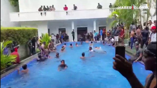 Ekonomik krizin vurduğu Sri Lanka'da protestocular hükümet binasını bastı