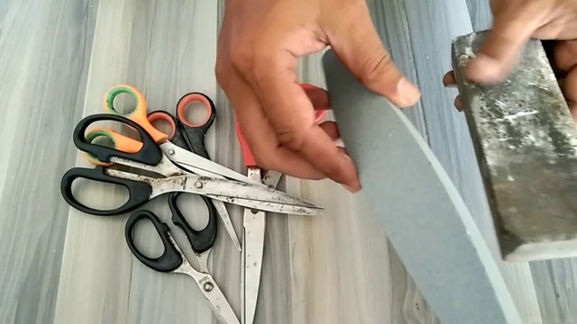 cara mengasah gunting pakai batu asahan