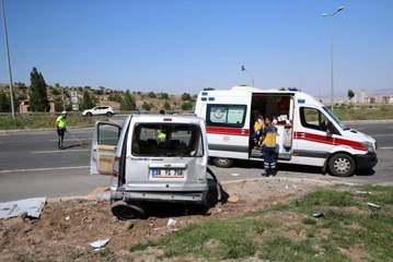 Son dakika haberleri! Minibüs ile hafif ticari aracın çarpıştığı kazada 8 kişi yaralandı