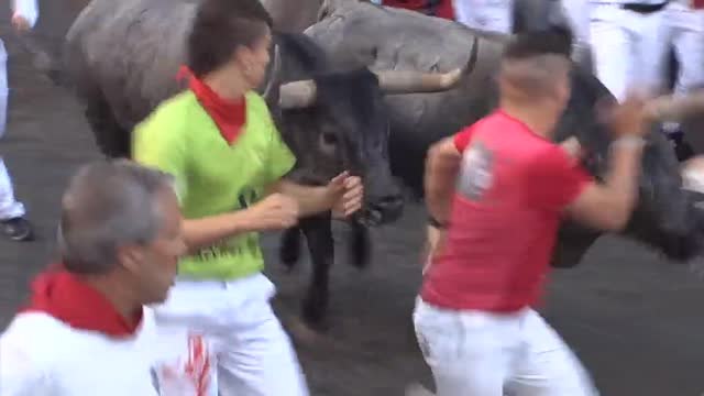Los mozos corren ante los toros de José Escolar durante el tercer encierro de San Fermín