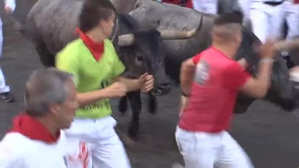 Los mozos corren ante los toros de José Escolar durante el tercer encierro de San Fermín