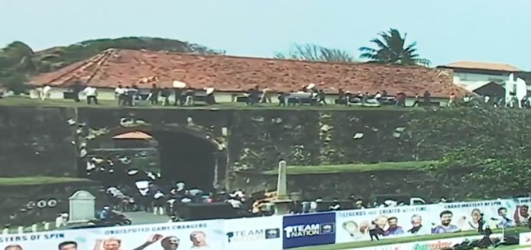 Sri Lanka Crisis : Galle शहर में श्रीलंका और ऑस्ट्रेलिया के टेस्ट मैच के दौरान प्रदर्शन