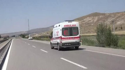 Devrilen hafif ticari araçtaki 5 kişi yaralandı