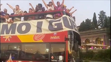 I Guelfi Firenze festeggiano lo scudetto del football americano sul bus scoperto