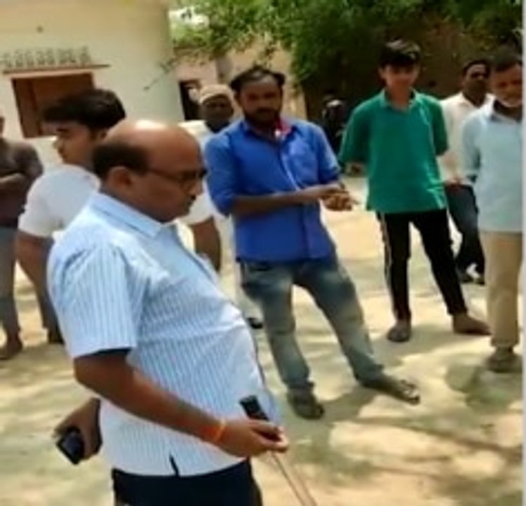 Ambedkarnagar: SDM ने मजदूर पर बरसाए डंडे, अब वीडियो सोशल मीडिया पर वायरल