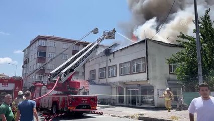 Bağcılar'da iş yerinin çatısında yangın çıktı (1)