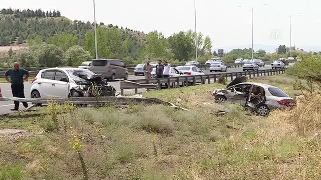 Yola fırlayan keçiye çarpmamak için manevra yapan sürücü kaza yaptı