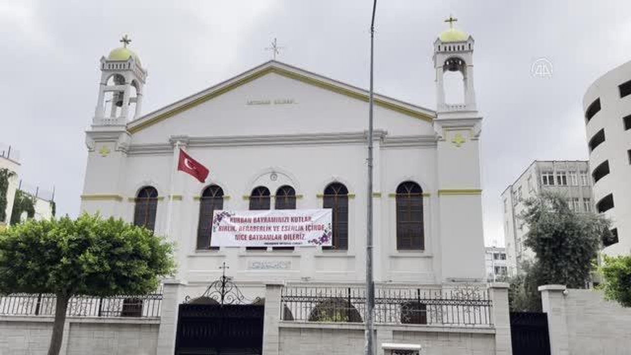 Hristiyanlar, kiliseye astıkları pankartla Kurban Bayramı'nı kutladı
