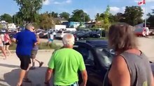 Homem parte vidro do carro para salvar cão que estava a morrer devido ao calor.
