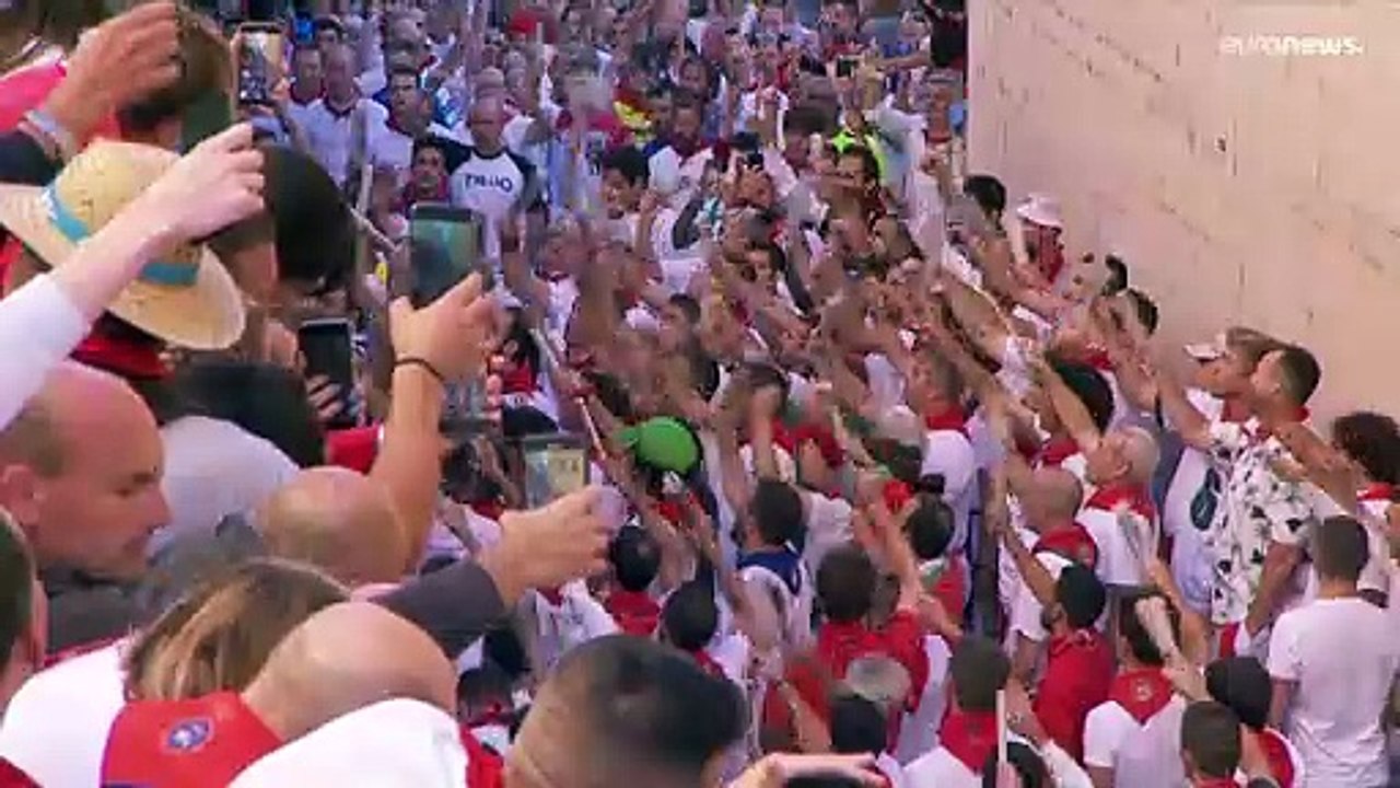 Stierhatz in Pamplona: Bullen nehmen 2 Läufer auf die Hörner