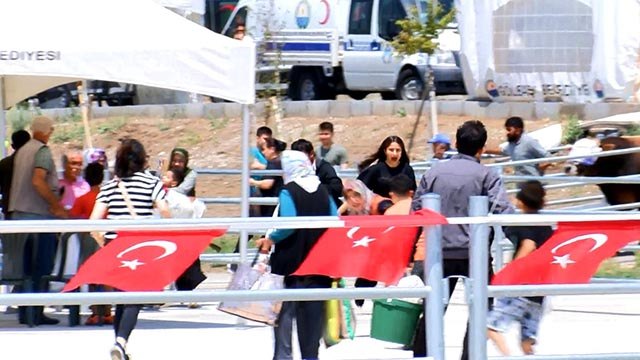 Kesim sırasında kaçan boğa, kalabalığın arasına koştu