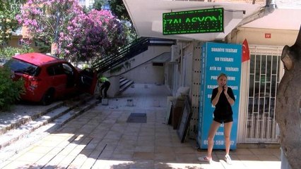 Kadıköy'de lüks araç apartmanın bahçesine uçtu