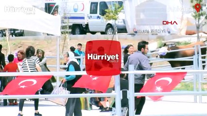 Kesim sırasında kaçan boğa, kalabalığın arasına koştu