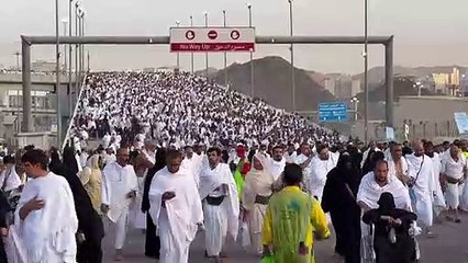 الحجاج يرمون جمرة العقبة الكبرى في ختام أكبر موسم حج منذ 2019