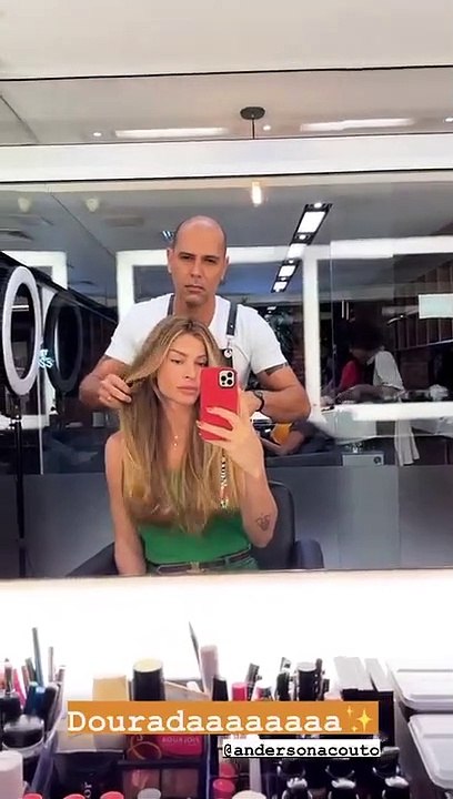 Grazi Massafera renovou o visual e mostrou momento na web