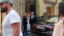 Matrimonio di Damiano Carrara e Chiara Maggenti, la sposa esce per andare in chiesa