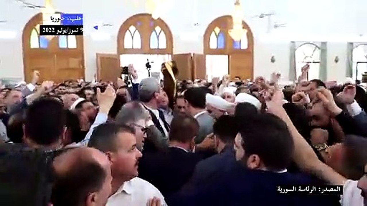 الأسد يؤدي صلاة عيد الأضحى في مدينة حلب في شمال سوريا