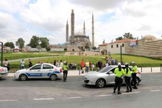 Son dakika gündem: Edirne'de trafik polisleri sürücülerle bayramlaştı