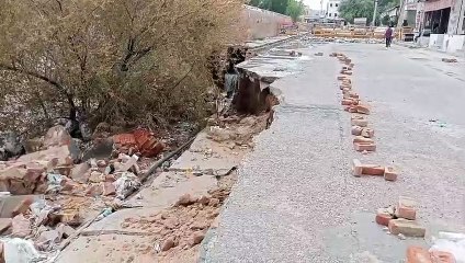 दीवार ढही, सड़क धंसी अब किले की नींव को खतरा
