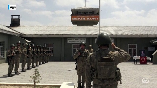 Bayramı sınır nöbetinde geçiren Mehmetçik'ten 'vatan uğruna can vermeye hazırız' mesajı