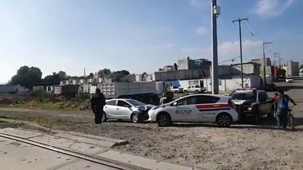 Por poco se lo lleva el tren en Santa María Magdalena