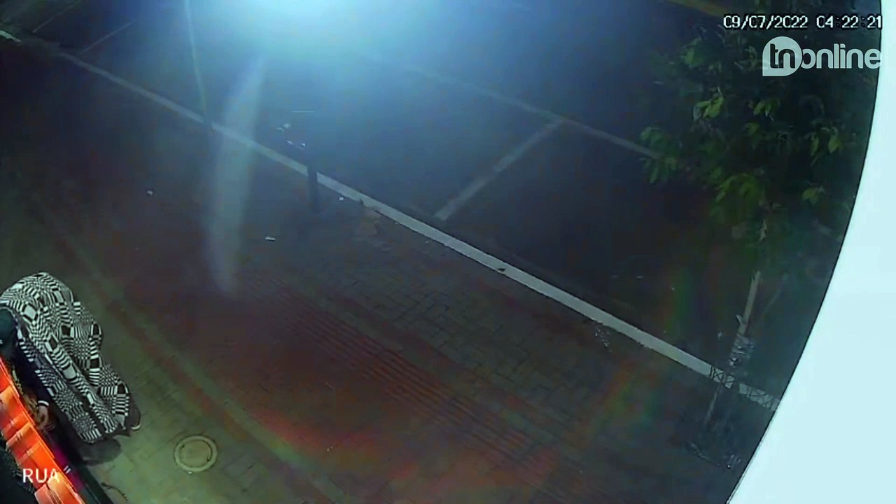 VÍDEO: câmera flagra homem furtando blusinhas de loja em Apucarana