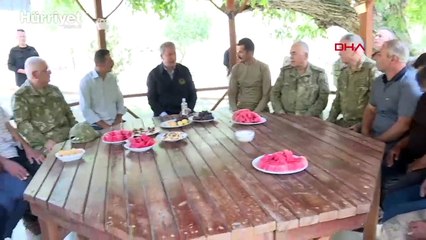 Bakan Akar ve beraberindeki TSK komuta kademesi, güvenlik korucularının bayramını kutladı