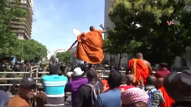 La Policía de Sri Lanka disuelve con gas lacrimógeno la mayor manifestación celebrada este año contra el Gobierno