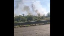 Roma, vasto incendio: la colonna di fumo - Video