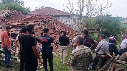 İki katlı ev çöktü