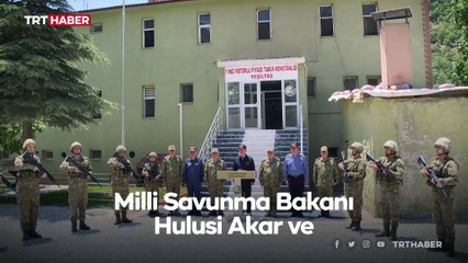 Bakan Akar korucularla bayramlaştı