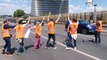 Des militants écolos bloquent le périphérique le jour des départs en vacances, des automobilistes en colère