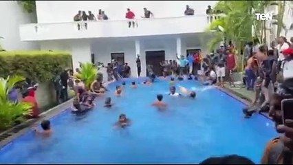 سريلانكا.. الرئيس يفر والمحتجون في حمام سباحة القصر الرئاسي ⭕