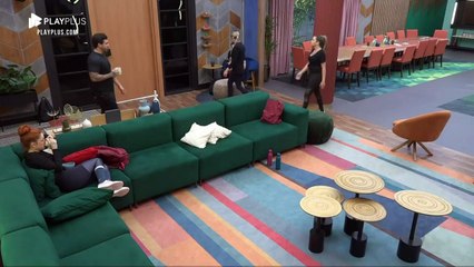 Albert cochicha com Adryana na última prova do Power Couple