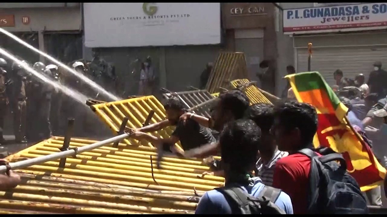 رئيس سريلانكا يوافق على التنحي الأسبوع المقبل بعد فراره من مقره لدى اقتحام متظاهرين المجمع الرئاسي
