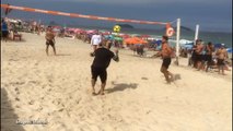 Ainda sem estrear pelo Flamengo, Vidal joga futevôlei na praia
