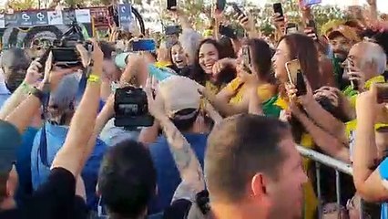 Bolsonaro conversa com apoiadores em Uberlândia, MG
