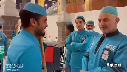 بعد 24 عاماً.. المسجد الحرام يجمع أبًا ونجله للعمل في خدمة ضيوف الرحمن (فيديو)