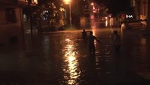 Esenyurt'ta sağanak yağış sonrası taşan derede çok sayıda kişi mahsur kaldı