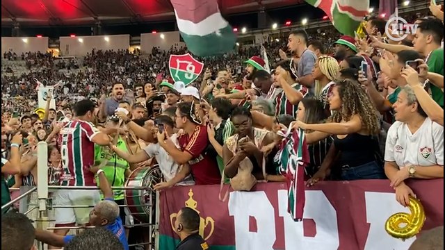 Foi para a galera! Fred festeja com torcedores do Fluminense em sua despedida