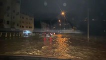 Karabük'te caddeler göle döndü, dükkanları ve apartman girişlerini su bastı