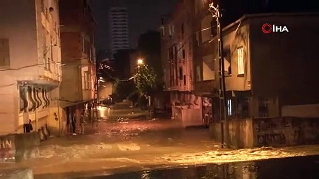 Esenyurt'ta dere taştı, ev ve iş yerlerini su bastı